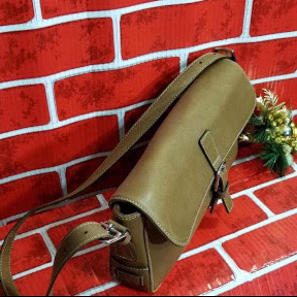 COACH- CAMEL LEATHER BAGUETTE - Picture 4 of 8